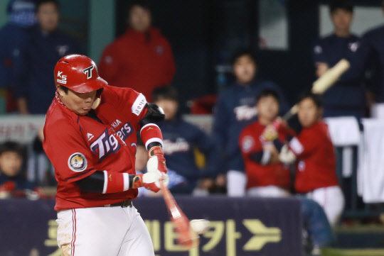 KIA는 17일 나지완과 4년 총액 40억 원(계약금 16억원, 연봉 6억원)에 합의했다고 밝혔다. 사진=연합뉴스